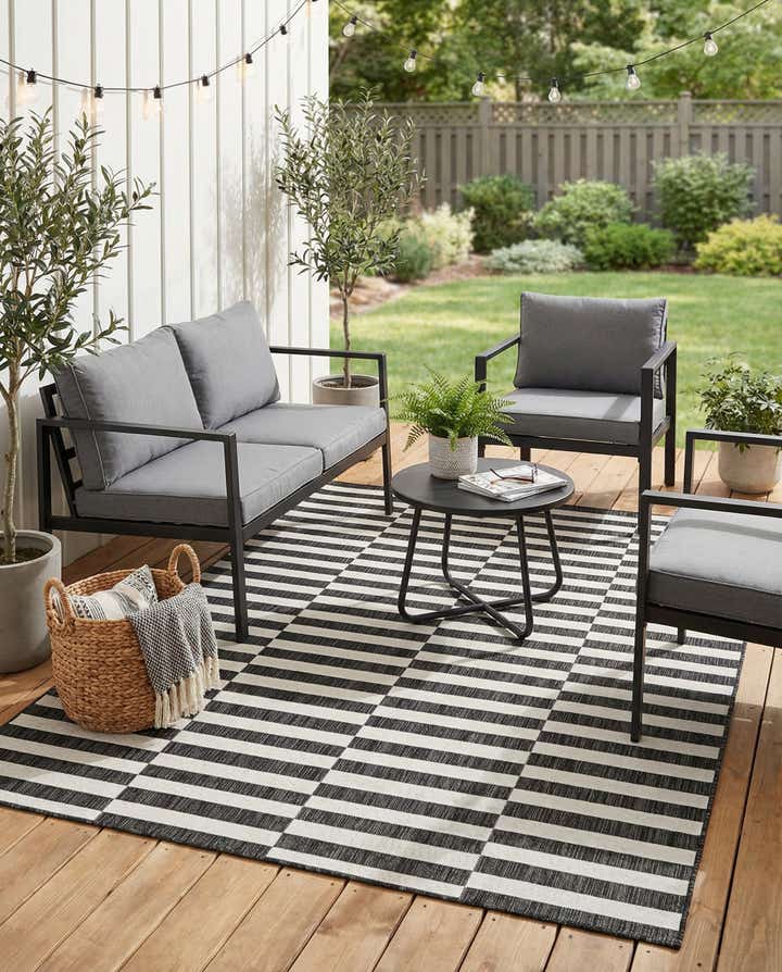 6' x 9' Easy-Clean Striped Indoor / Outdoor Rug