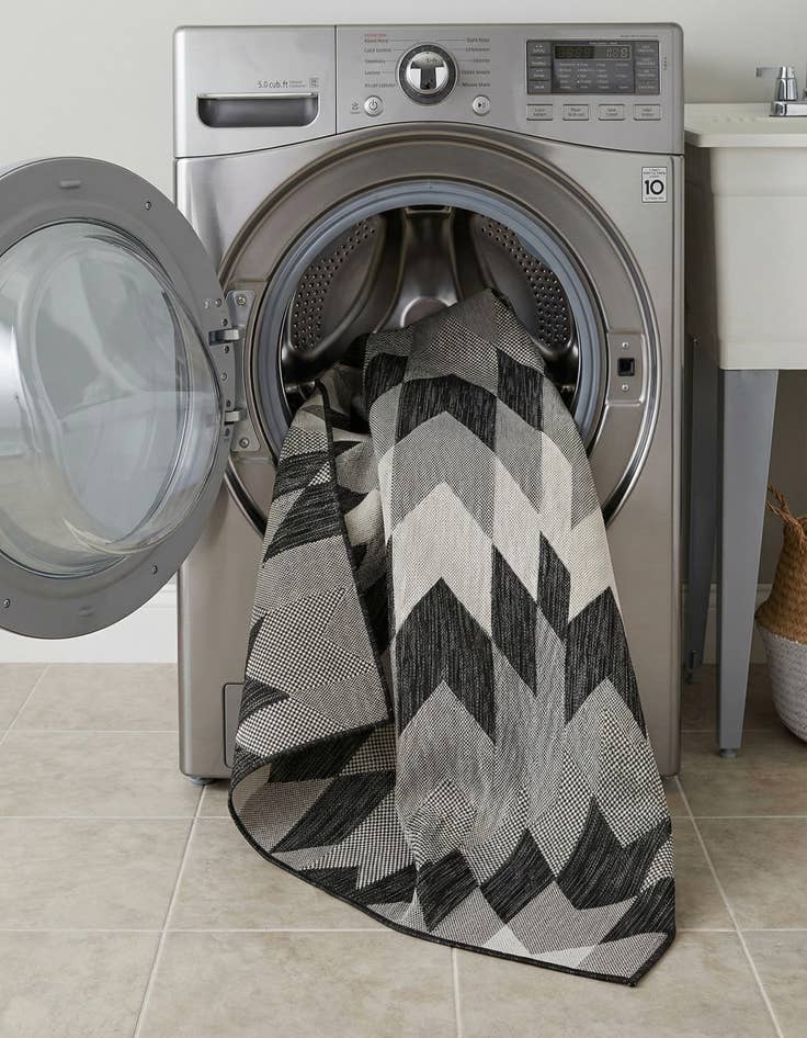 Detail image of  7' 10 x 7' 10  Washable Modern Indoor / Outdoor Square Rug