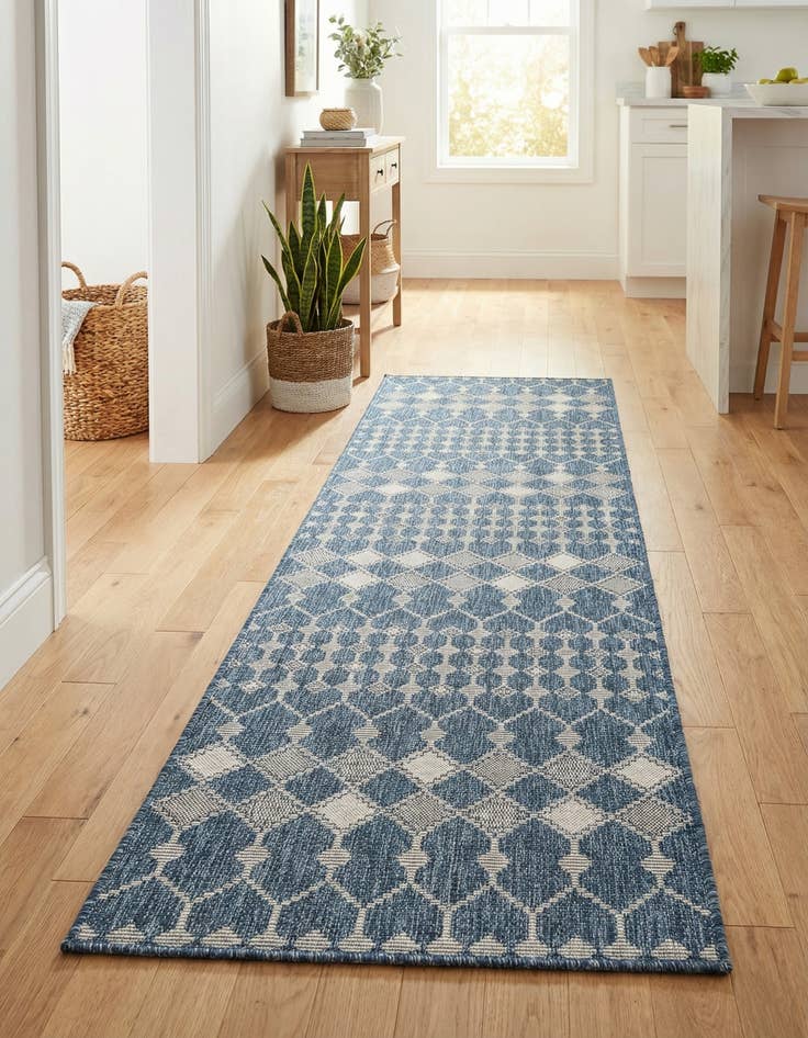 Detail image of 2' 7 x 10' Easy-Clean Trellis Indoor / Outdoor Runner Rug