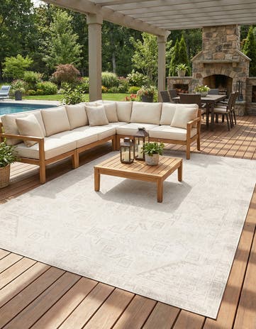 Light Gray Easy-Clean Aztec Indoor / Outdoor Rug