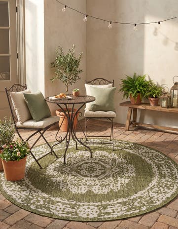 5' 3 x 5' 3 Easy-Clean Traditional Indoor / Outdoor Round Rug