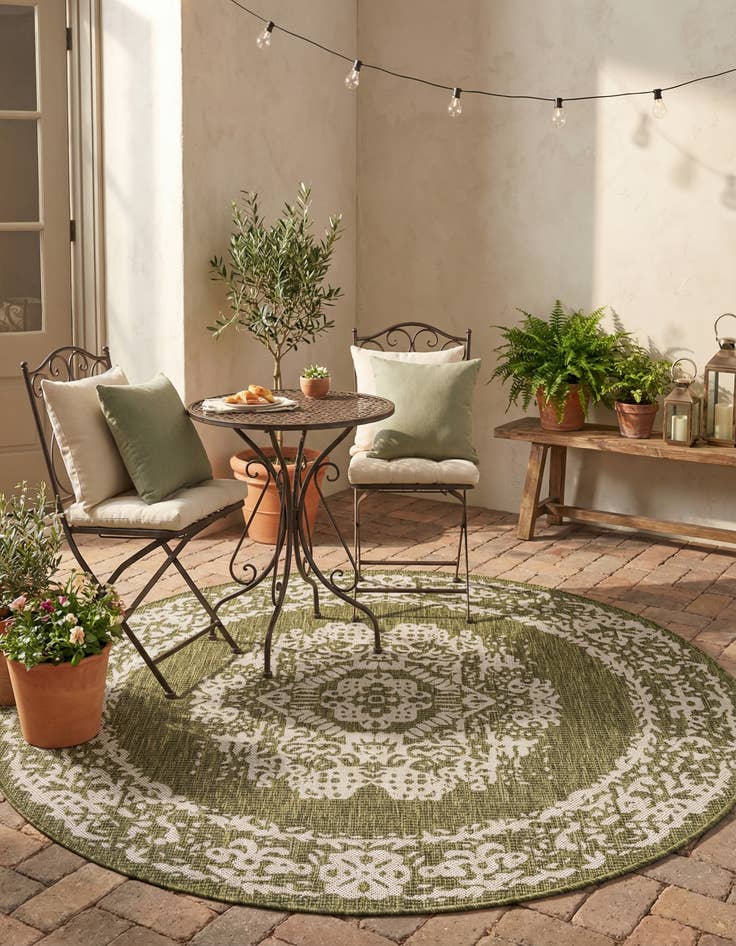 Detail image of 5' 3 x 5' 3  Washable Traditional Indoor / Outdoor Round Rug
