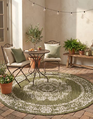 5' 3 x 5' 3 Easy-Clean Traditional Indoor / Outdoor Round Rug