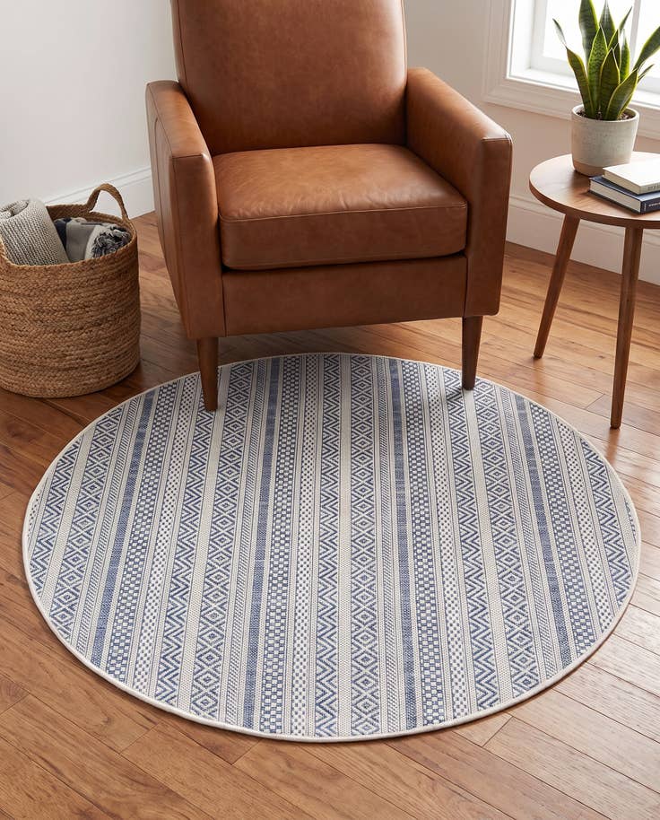 Detail image of 4' x 4' Easy-Clean Striped Indoor / Outdoor Round Rug