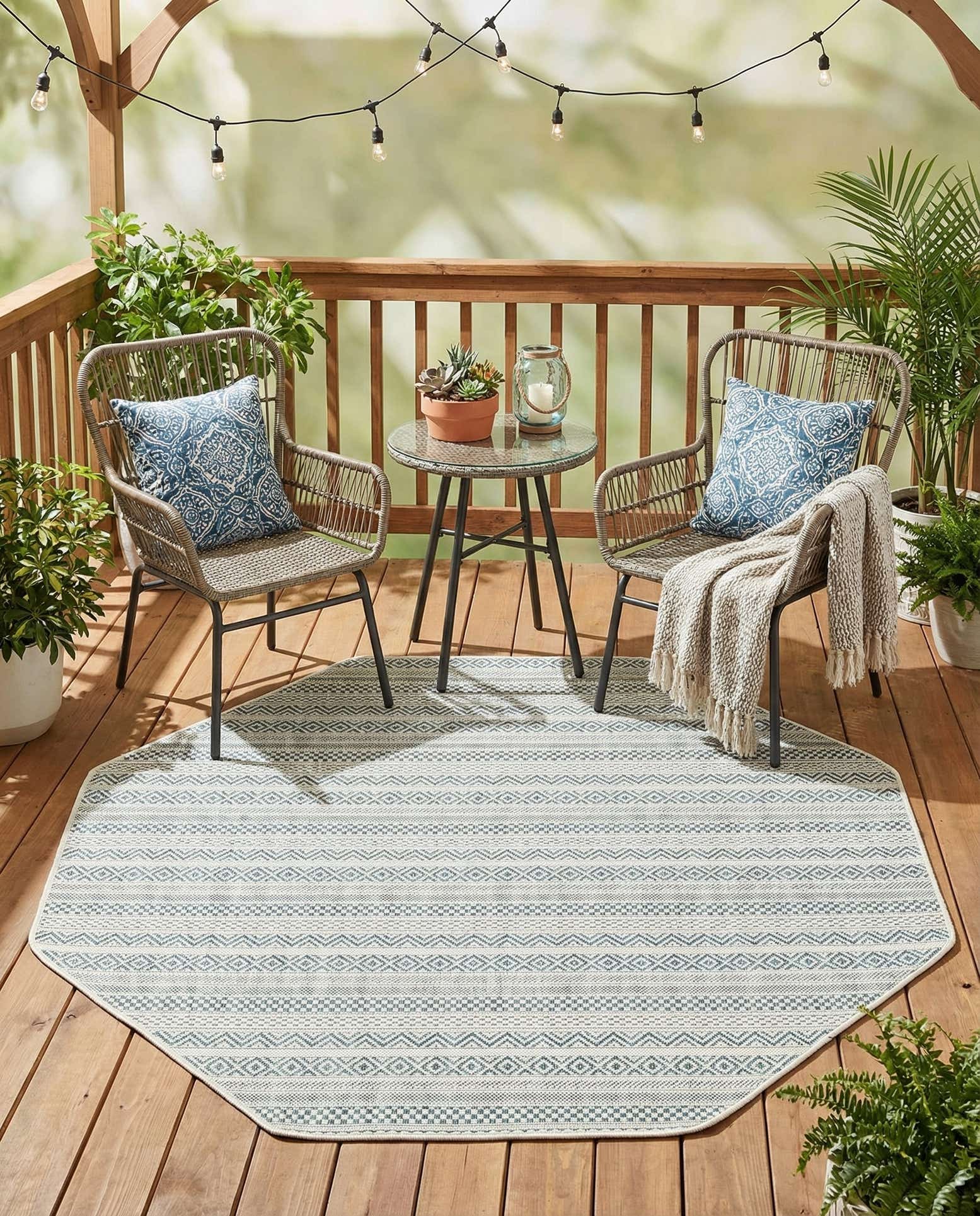 5' 3 x 5' 3 Easy-Clean Striped Indoor / Outdoor Octagon Rug