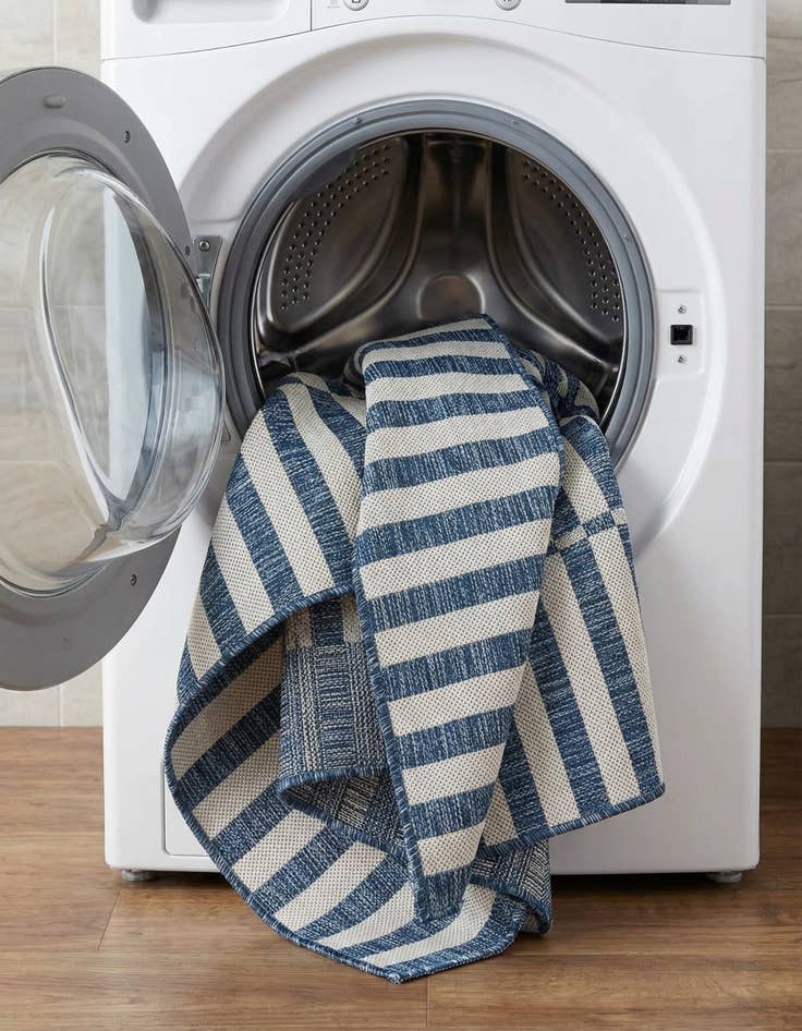 Detail image of 4' x 4'  Washable Striped Indoor / Outdoor Round Rug