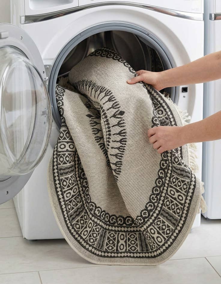 Detail image of 7' 10 x 7' 10  Washable Traditional Indoor / Outdoor Round Rug