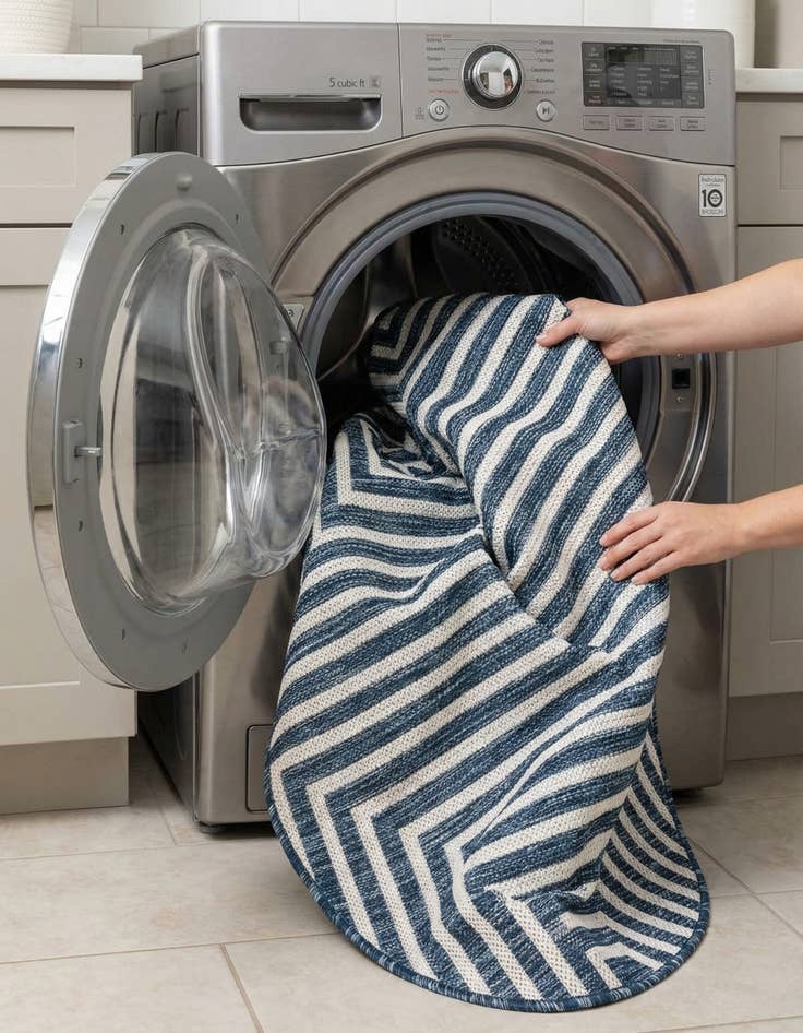 Detail image of 3' x 3'  Washable Modern Indoor / Outdoor Round Rug