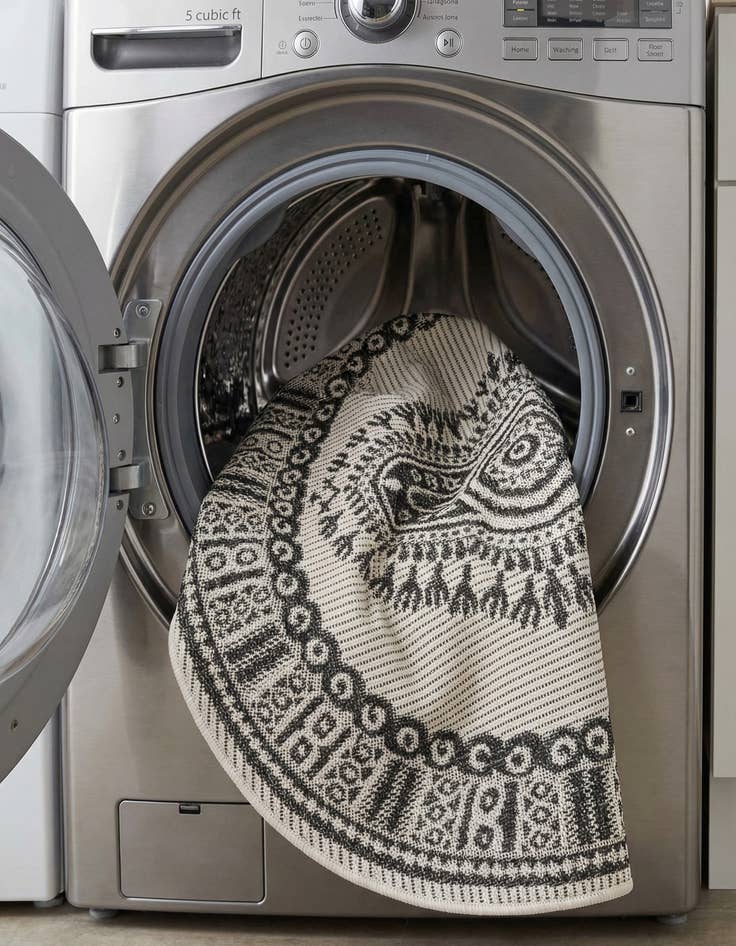 Detail image of  3' x 3'  Washable Traditional Indoor / Outdoor Round Rug