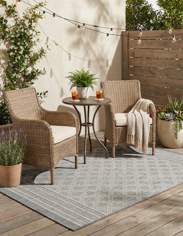 Detail image of  4' 1 x 6' 1  Washable Lattice Indoor / Outdoor Rug
