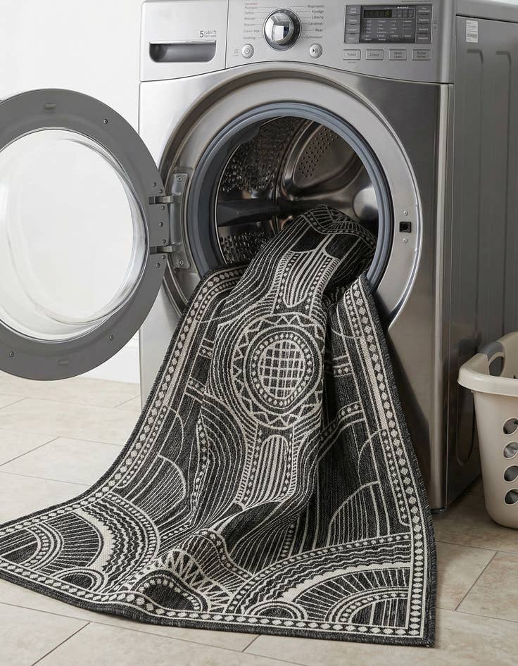 Detail image of  4' 1 x 6' 1  Washable Traditional Indoor / Outdoor Rug