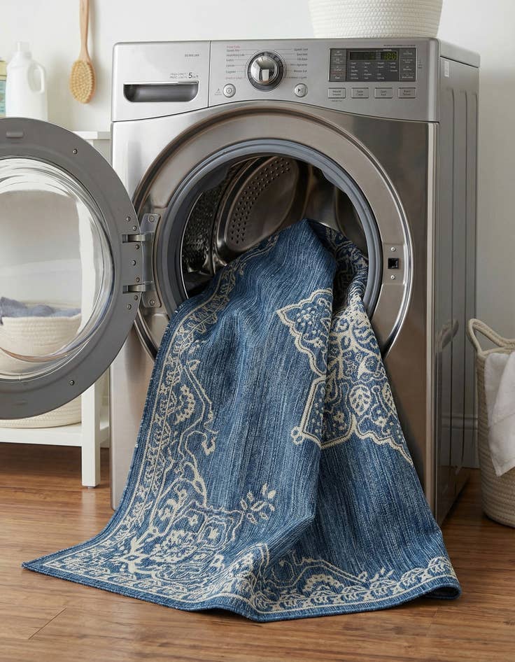 Detail image of 7' 10 x 10'  Washable Traditional Indoor / Outdoor Rug