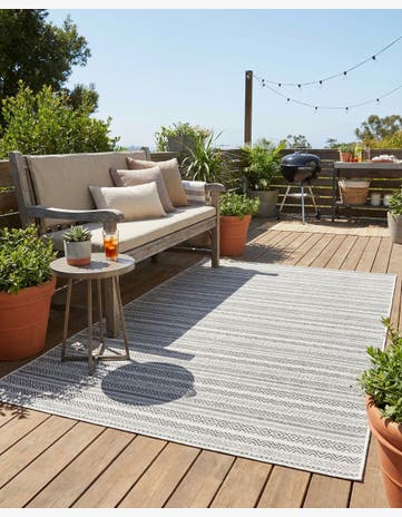 5' 3 x 8' Easy-Clean Striped Indoor / Outdoor Rug