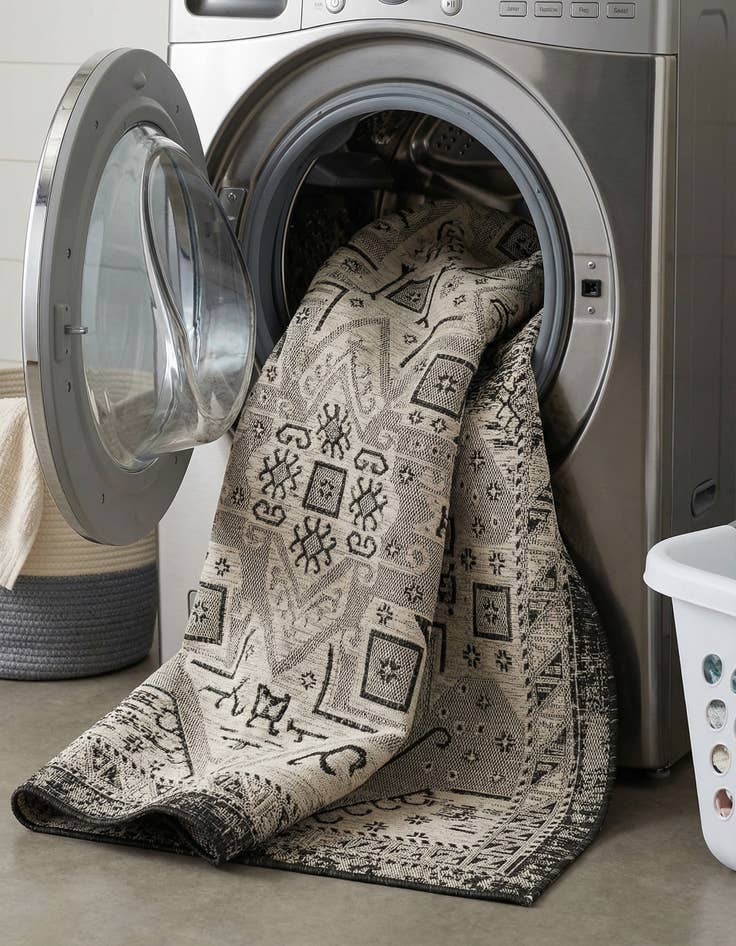 Detail image of  7' 10 x 10'  Washable Aztec Indoor / Outdoor Rug