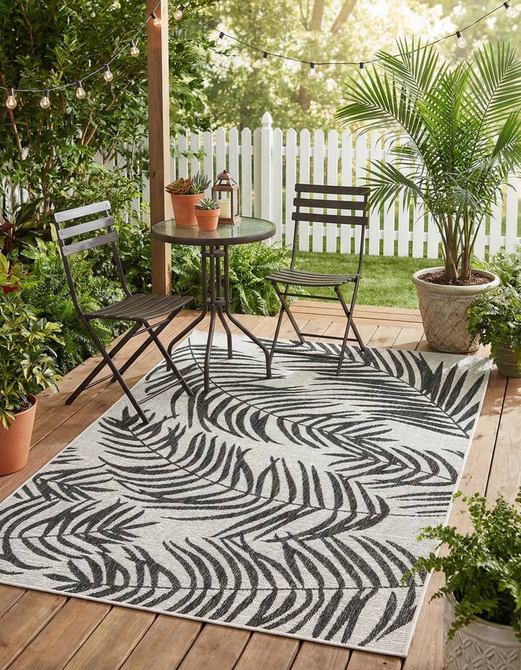 Detail image of 4' x 6' Easy-Clean Botanical Indoor / Outdoor Rug