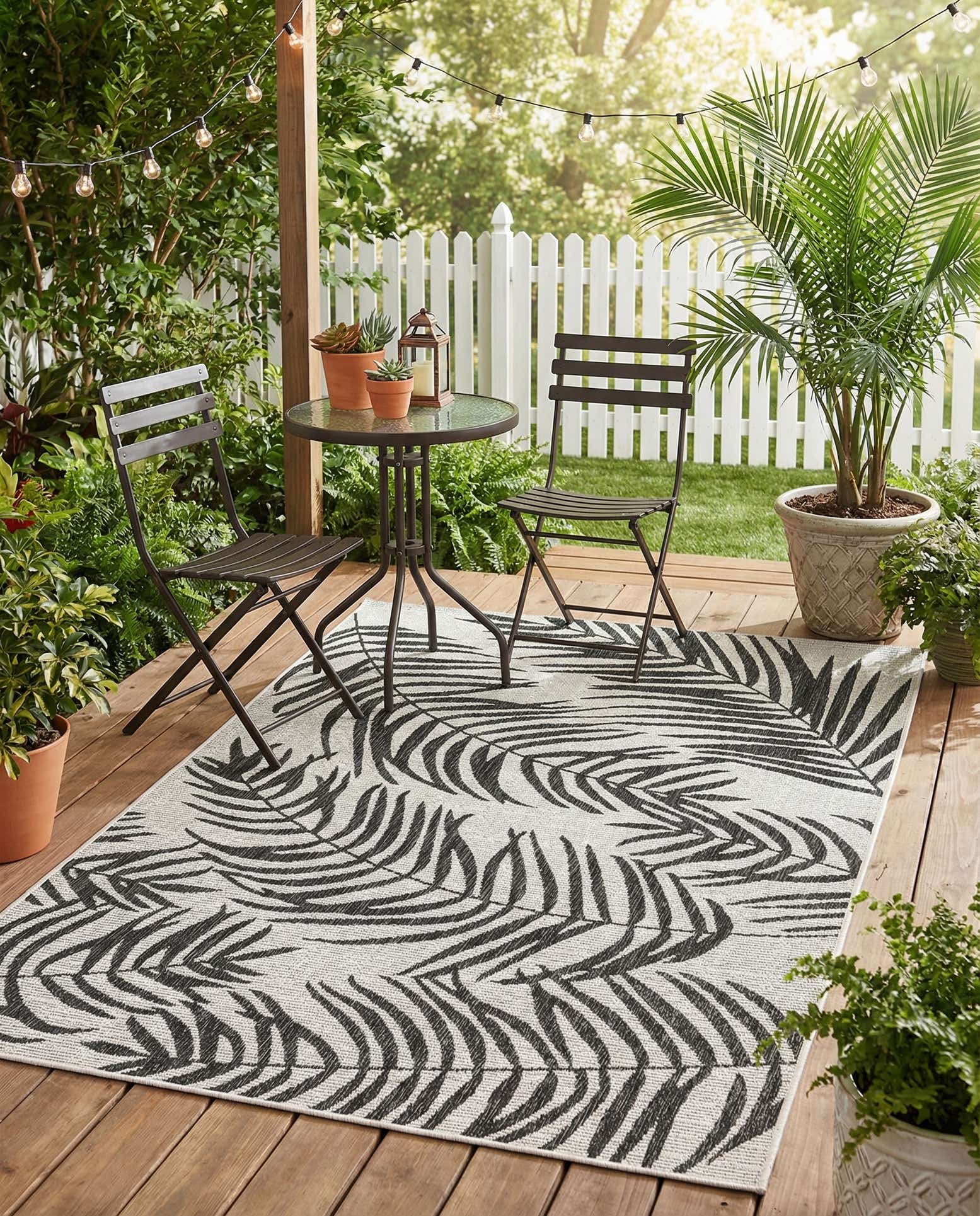4' x 6' Easy-Clean Botanical Indoor / Outdoor Rug