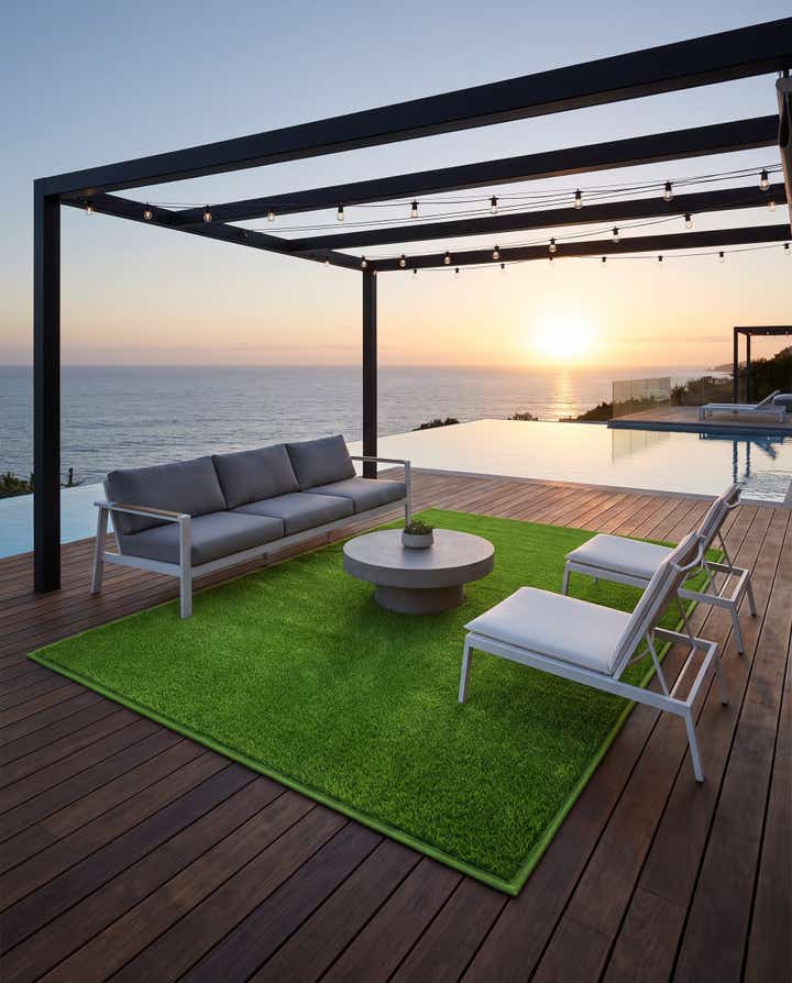 7' 10 x 10' Easy-Clean Grass Indoor / Outdoor Rug