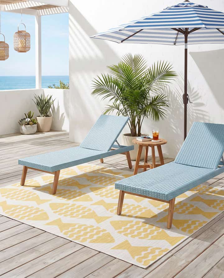 7' 10 x 7' 10 Easy-Clean Coastal Indoor / Outdoor Square Rug