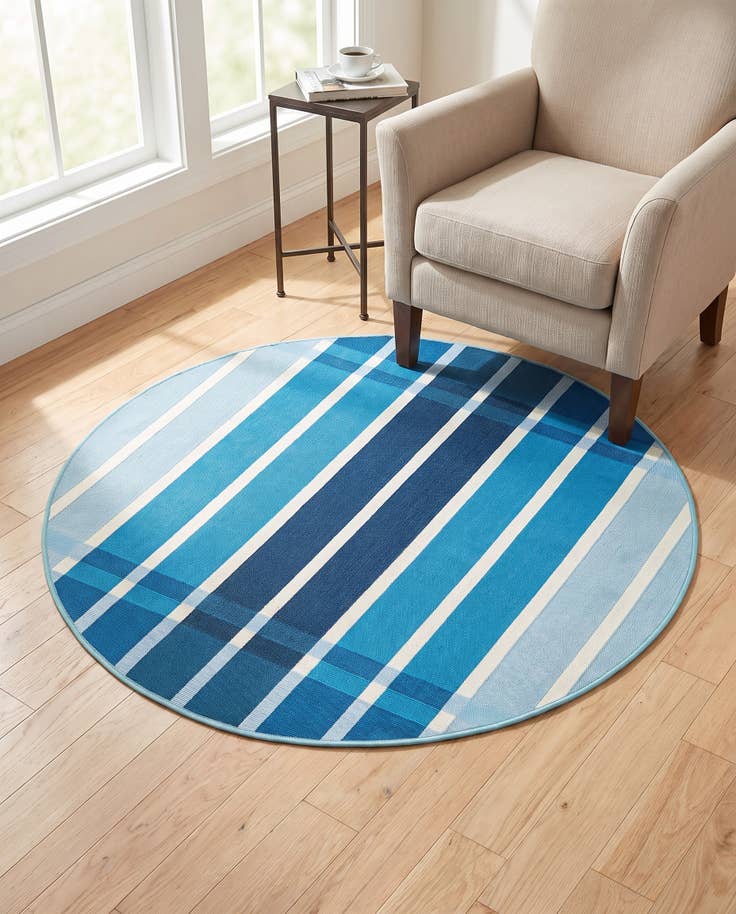 Detail image of 4' x 4' Easy-Clean Ribbon Indoor / Outdoor Round Rug