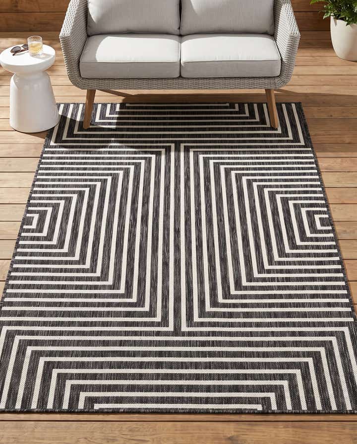 4' x 6' Easy-Clean Modern Indoor / Outdoor Rug
