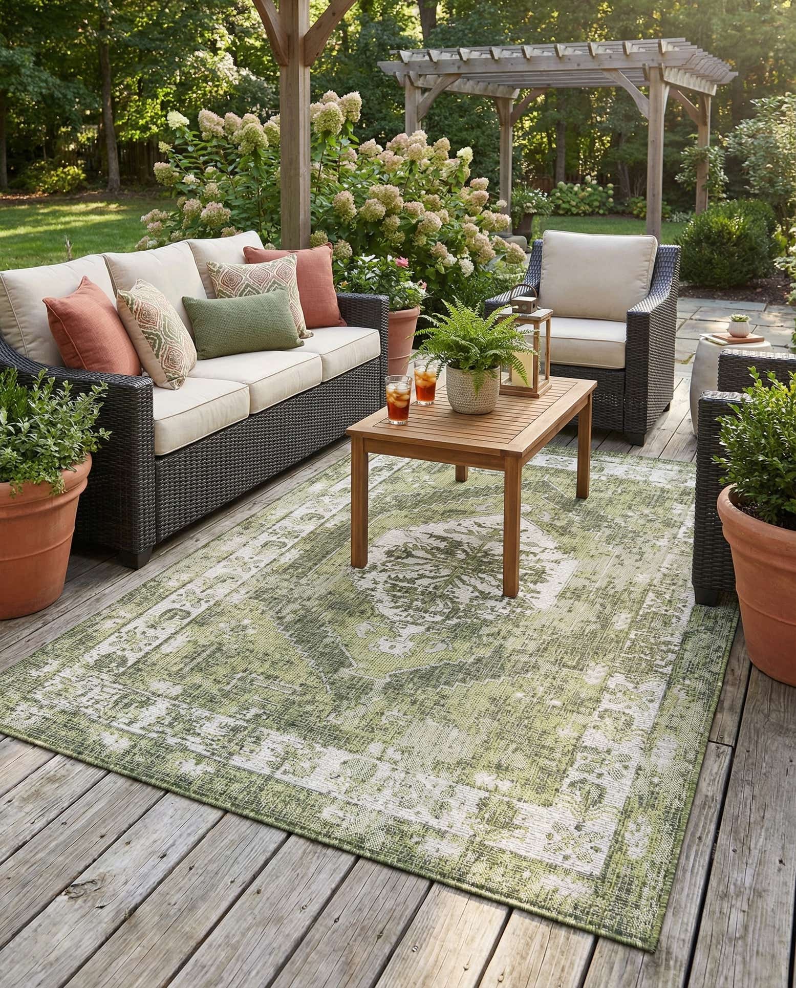 5' 3 x 8' Easy-Clean Traditional Indoor / Outdoor Rug