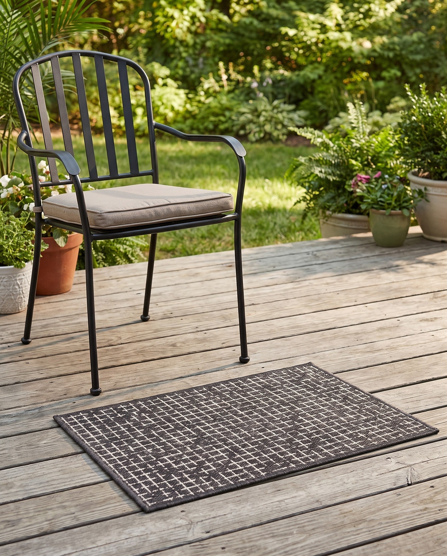 2' x 3' Easy-Clean Checkered Indoor / Outdoor Rug
