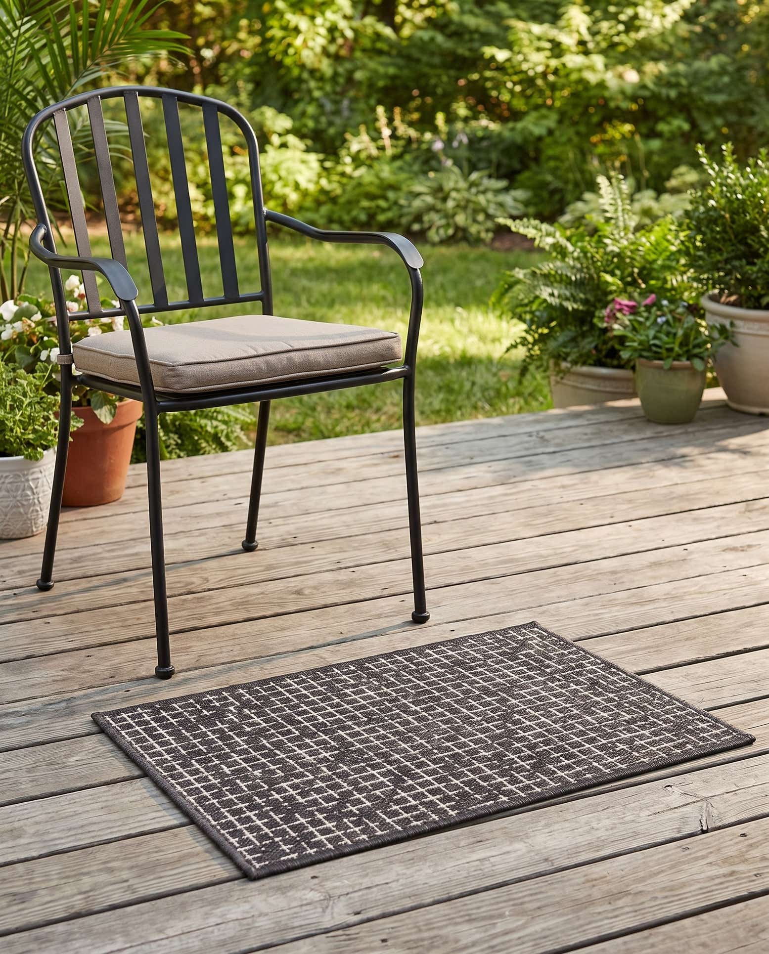 2' x 3' Easy-Clean Checkered Indoor / Outdoor Rug