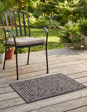2' x 3' Easy-Clean Checkered Indoor / Outdoor Rug