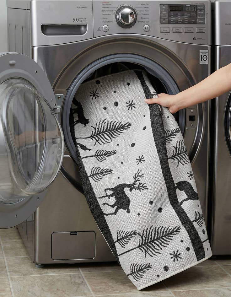 Detail image of  5' 3 x 8'  Washable Holiday Indoor / Outdoor Rug