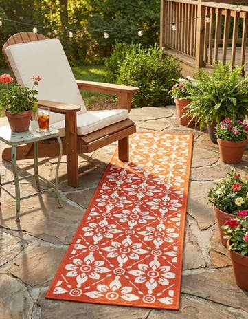 2' x 8' Easy-Clean Lattice Indoor / Outdoor Runner Rug