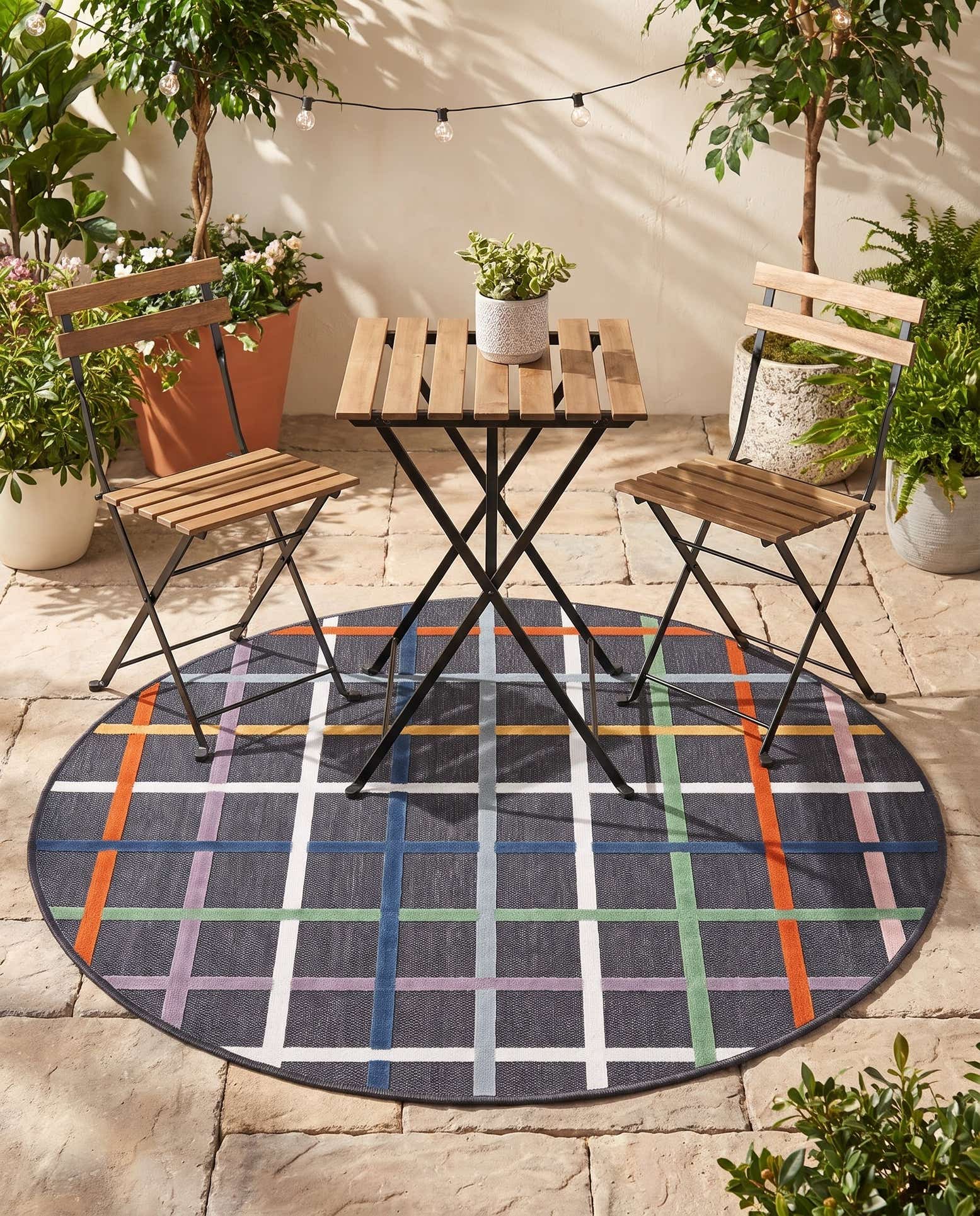 4' 5 x 4' 5 Easy-Clean Checkered Indoor / Outdoor Round Rug