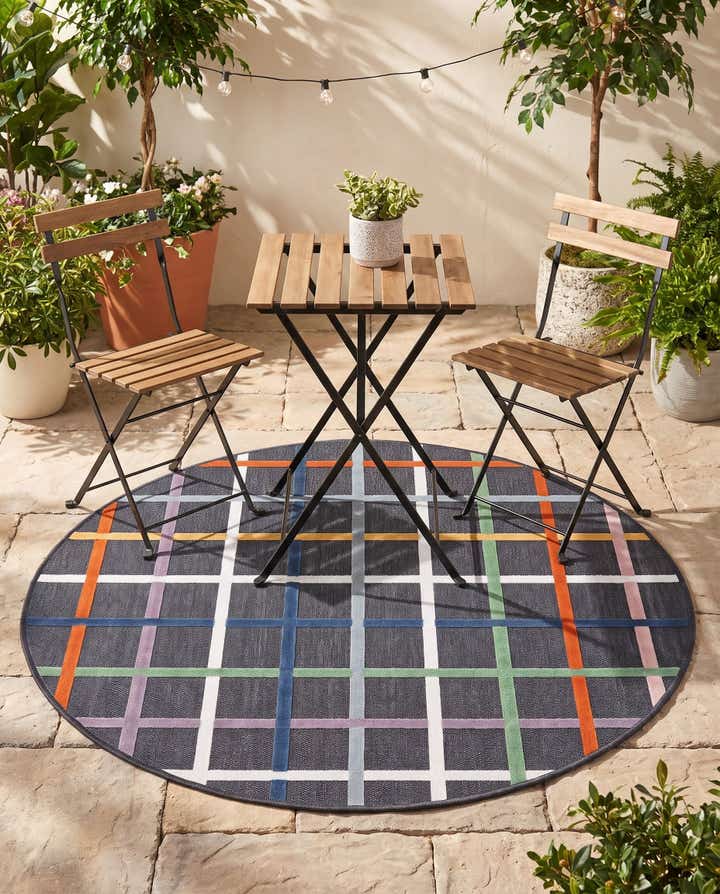 4' 5 x 4' 5 Easy-Clean Checkered Indoor / Outdoor Round Rug