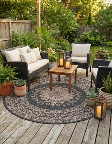 7' 10 x 7' 10 Easy-Clean Traditional Indoor / Outdoor Round Rug