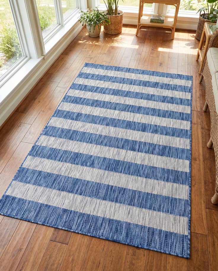 Detail image of 4' x 6' Easy-Clean Ribbon Indoor / Outdoor Rug