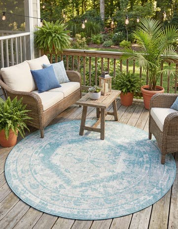 7' 10 x 7' 10 Easy-Clean Traditional Indoor / Outdoor Round Rug