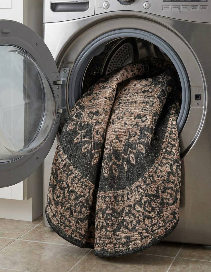 Detail image of  6' x 6'  Washable Traditional Indoor / Outdoor Round Rug