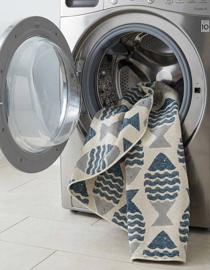 Detail image of 7' 10 x 7' 10  Washable Coastal Indoor / Outdoor Round Rug