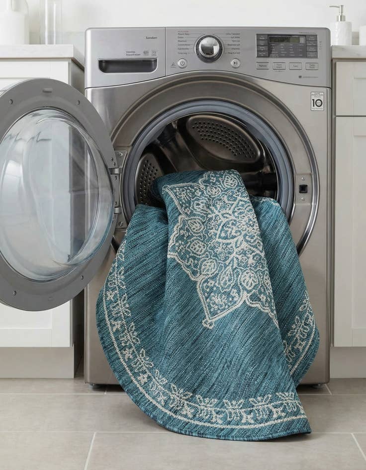 Detail image of 5' 3 x 5' 3  Washable Traditional Indoor / Outdoor Round Rug