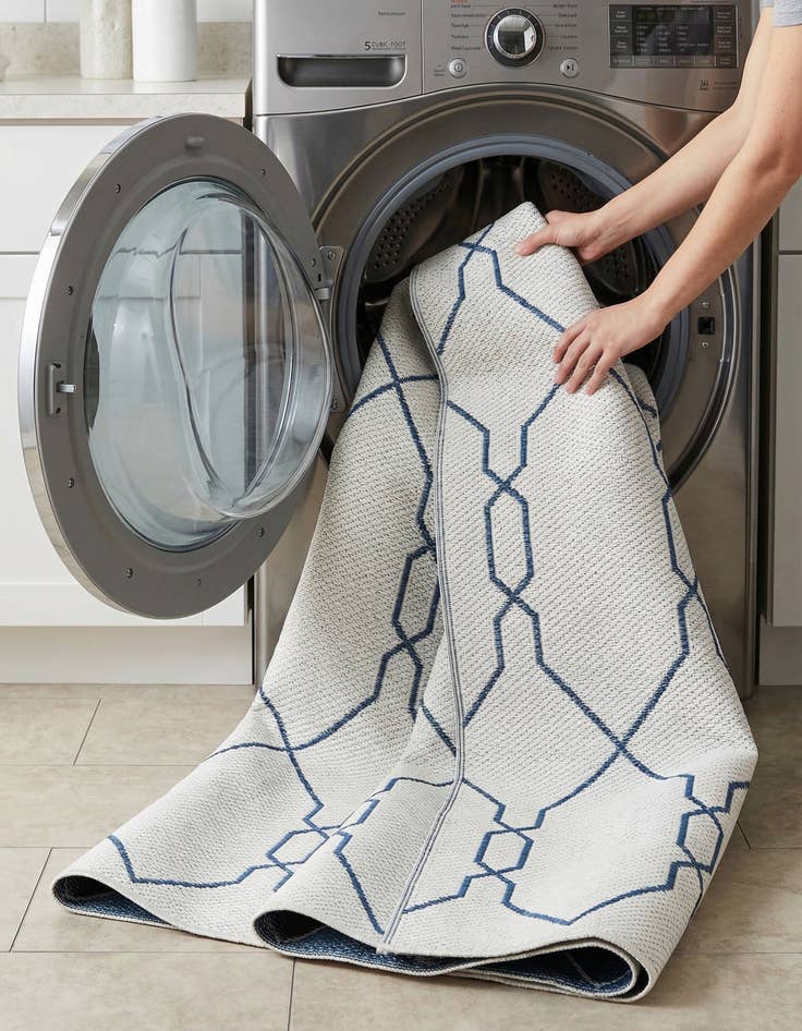 Detail image of  5' x 8'  Washable Lattice Indoor / Outdoor Rug