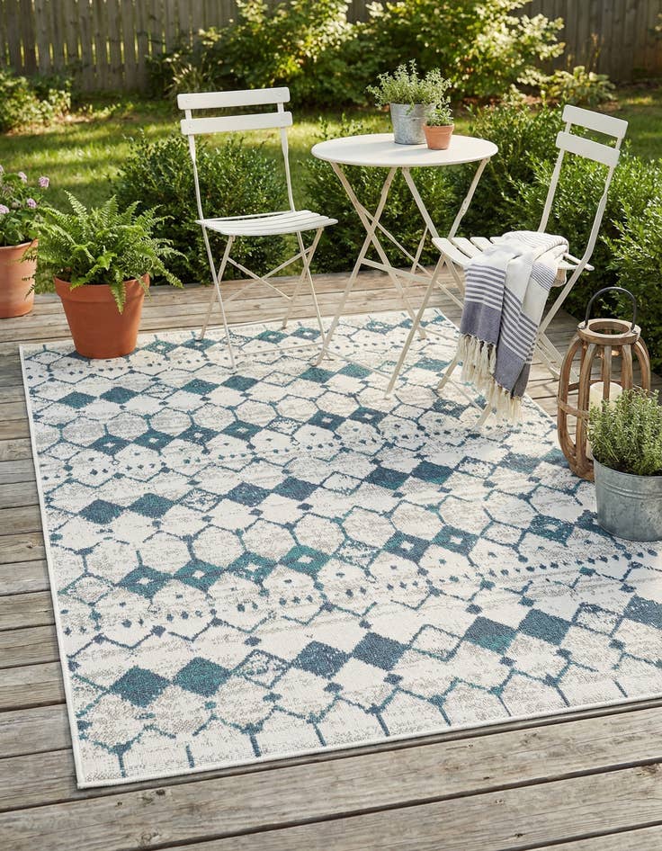 Detail image of 4' x 6' Easy-Clean Trellis Indoor / Outdoor Rug