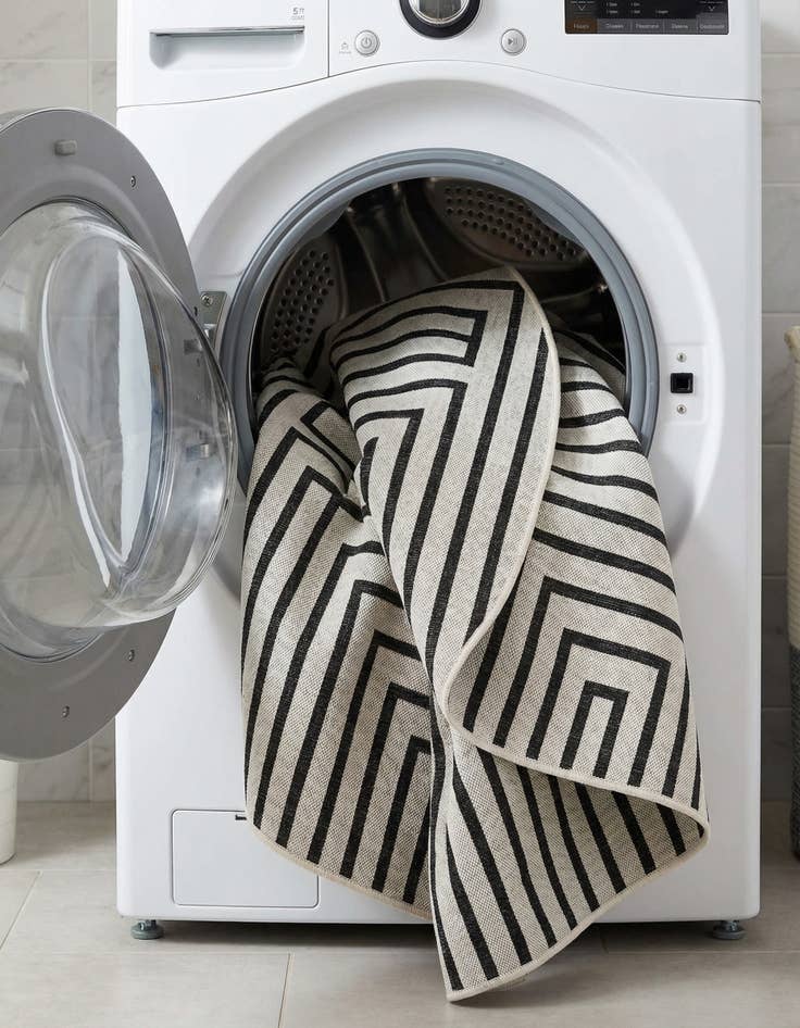 Detail image of 7' 10 x 7' 10  Washable Modern Indoor / Outdoor Round Rug