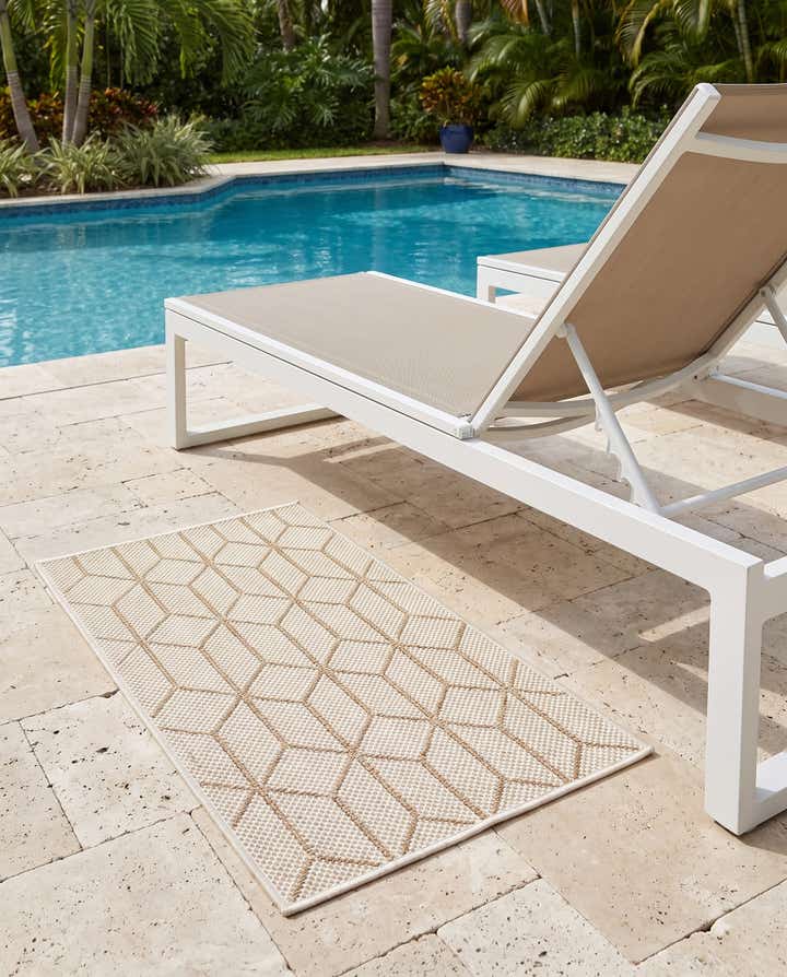 2' x 3' 1 Easy-Clean Lattice Indoor / Outdoor Rug