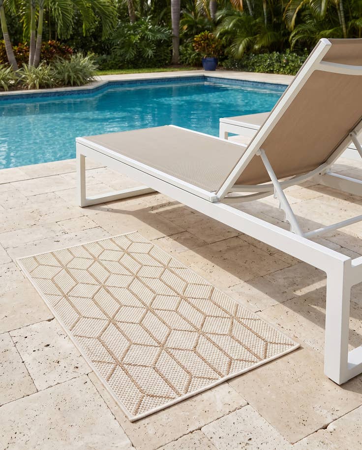 Detail image of 2' x 3' 1 Easy-Clean Lattice Indoor / Outdoor Rug