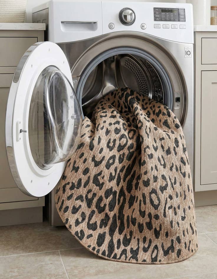 Detail image of 7' 10 x 7' 10  Washable Safari Indoor / Outdoor Round Rug