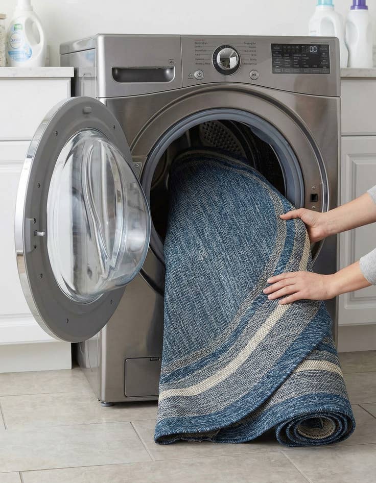 Detail image of 5' 3 x 5' 3  Washable Border Indoor / Outdoor Round Rug