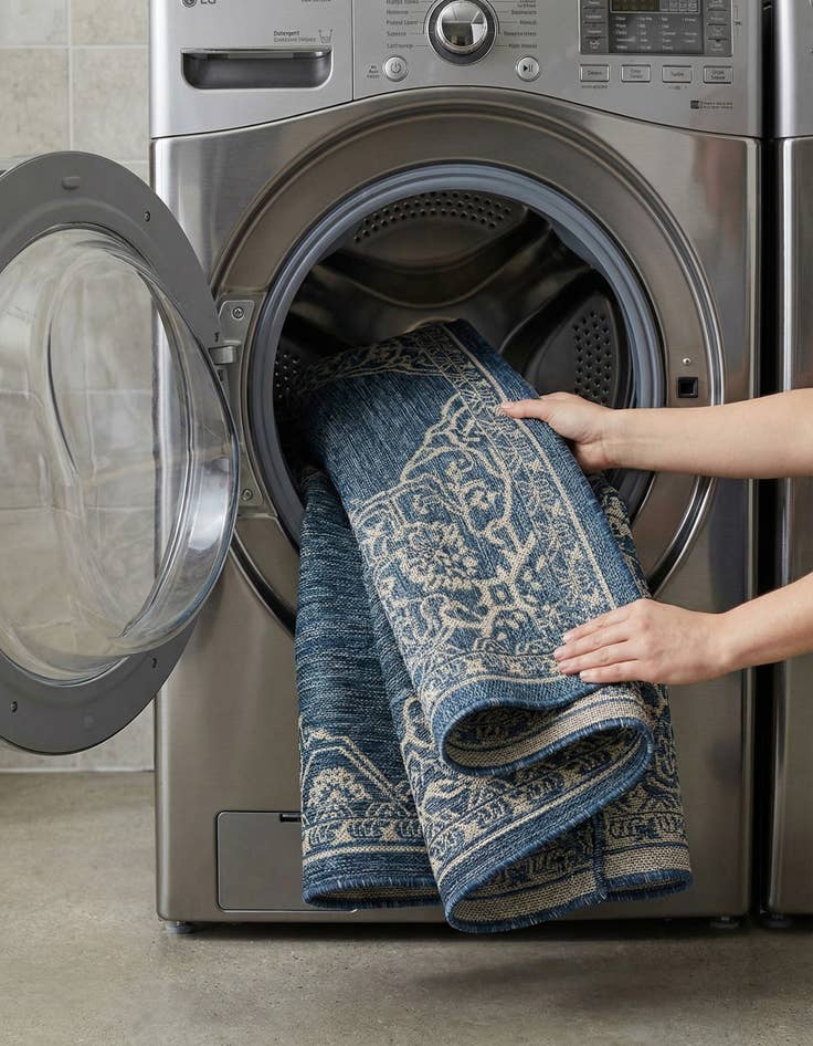 Detail image of 6' x 9'  Washable Traditional Indoor / Outdoor Rug