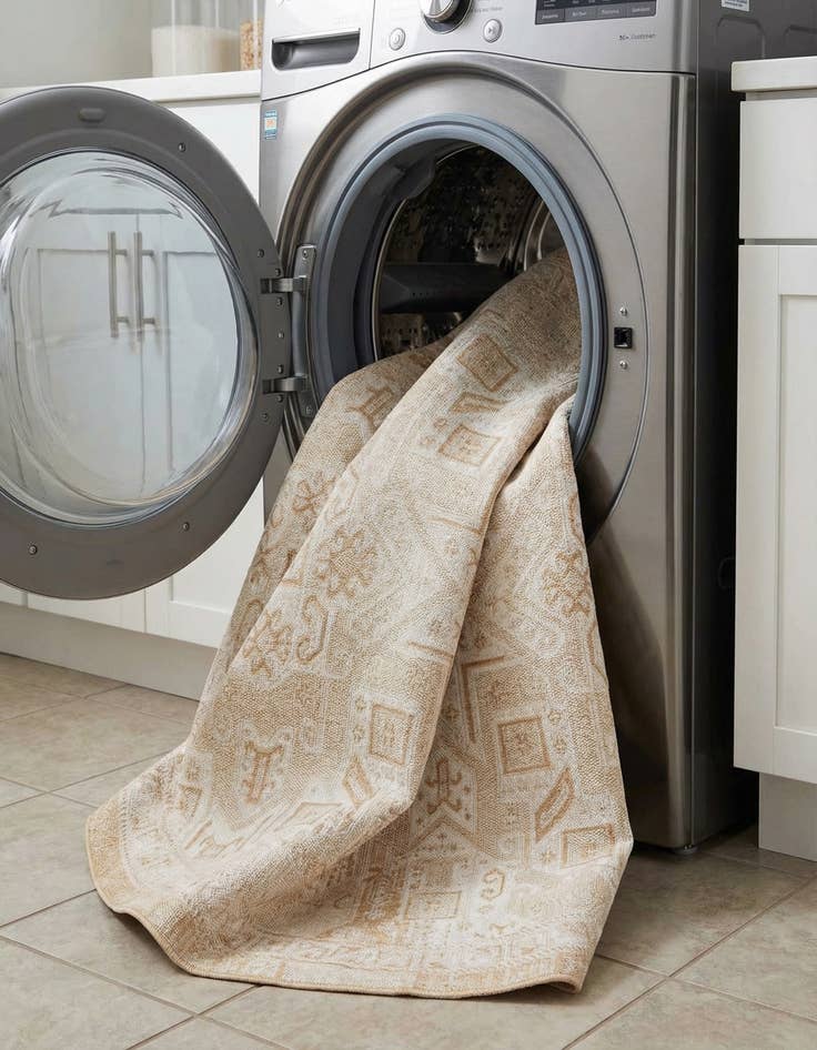 Detail image of 7' 10 x 7' 10  Washable Aztec Indoor / Outdoor Round Rug