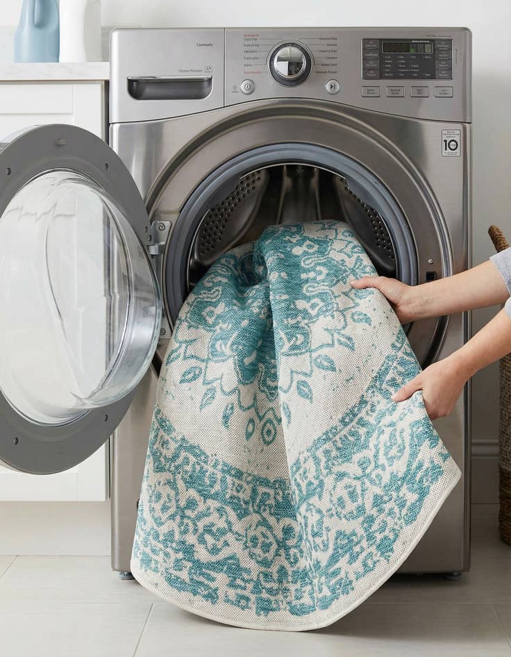 Detail image of  6' x 6'  Washable Traditional Indoor / Outdoor Round Rug