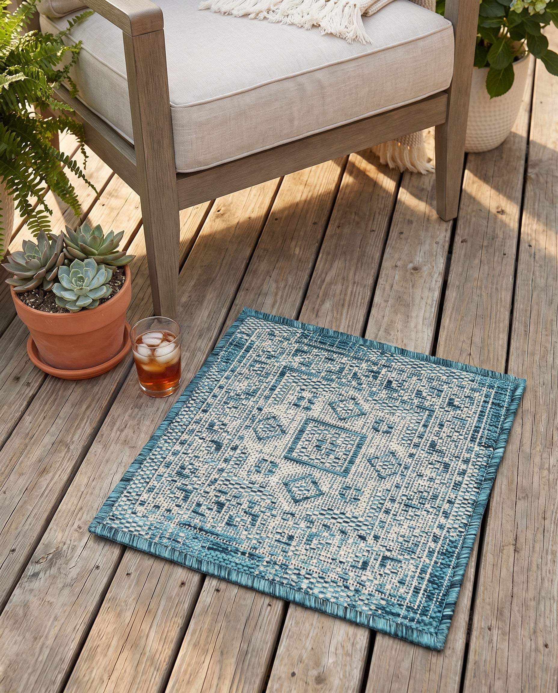 1' 4 x 1' 4 Easy-Clean Aztec Indoor / Outdoor Sample Rug