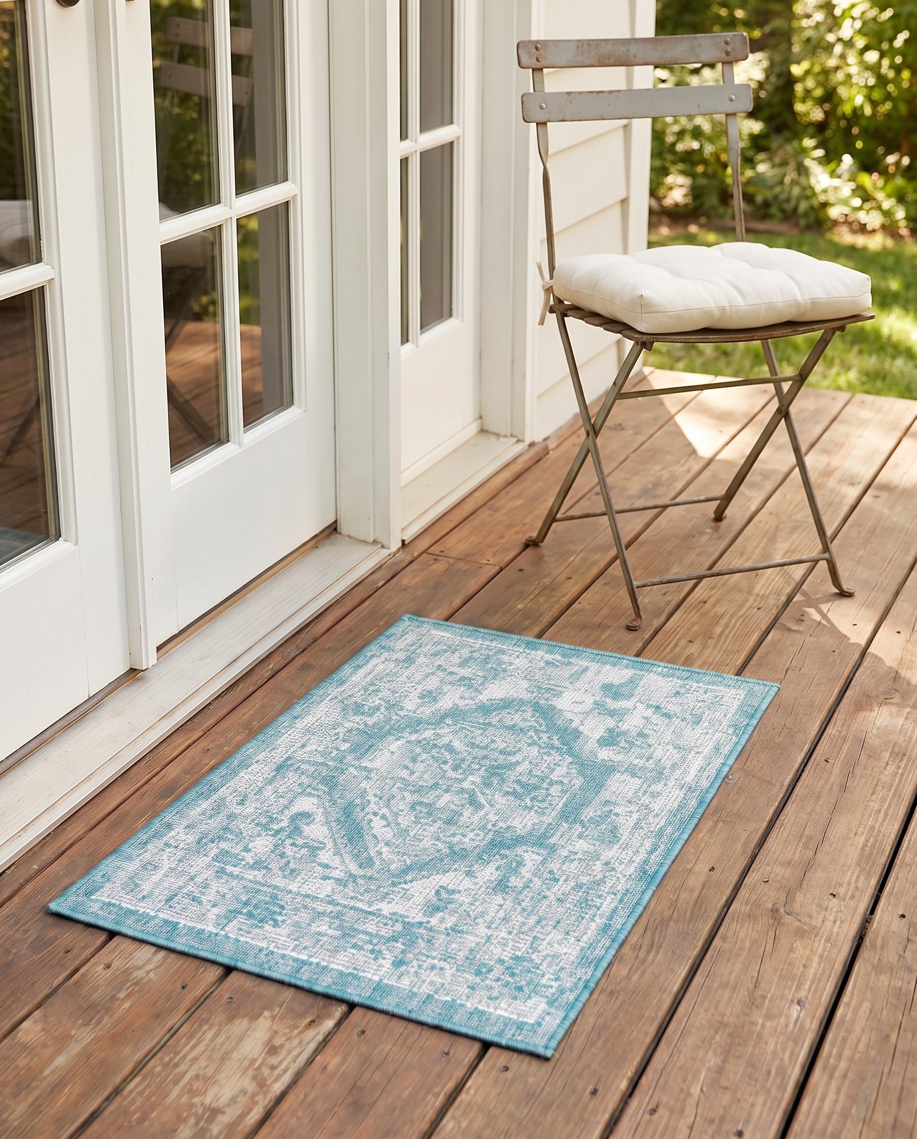 2' x 3' Easy-Clean Traditional Indoor / Outdoor Rug